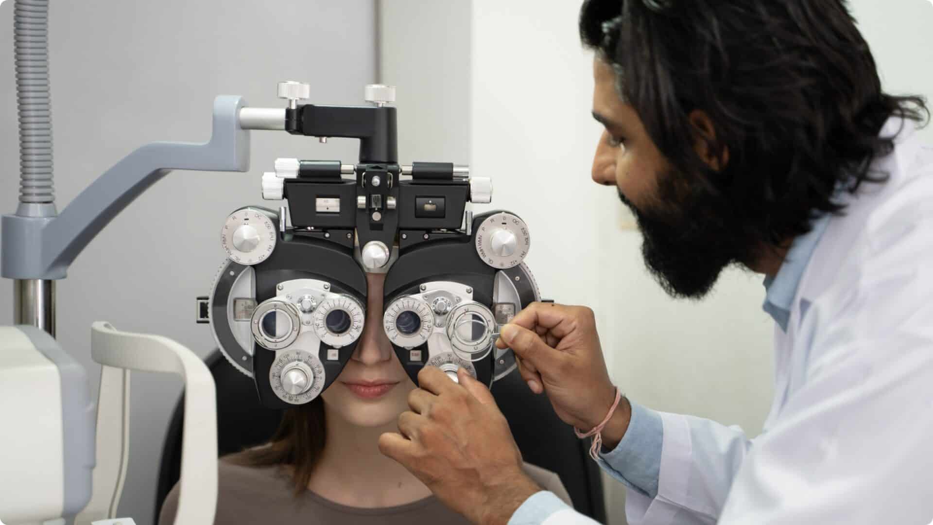 Patient vision test for an ophthalmologist referral relating to macular degeneration
